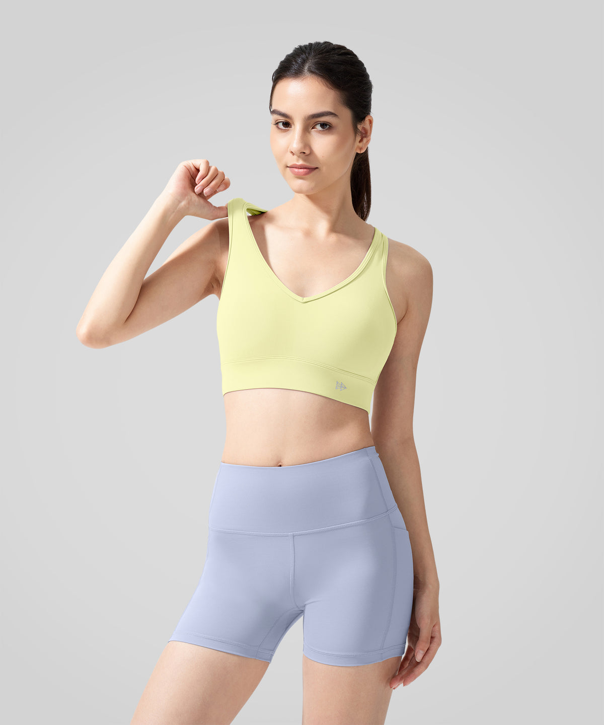 Anywhere V-Ausschnitt Racerback Yoga-BH im neuen Stil | Leicht stützender Sport-BH für Damen