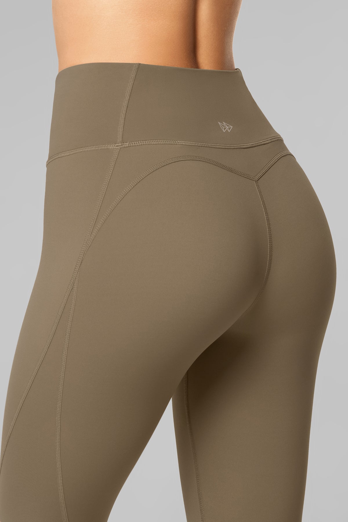 Echo högmidjade löparshorts med kort passform, 23 cm | Damsportshorts med högt stöd