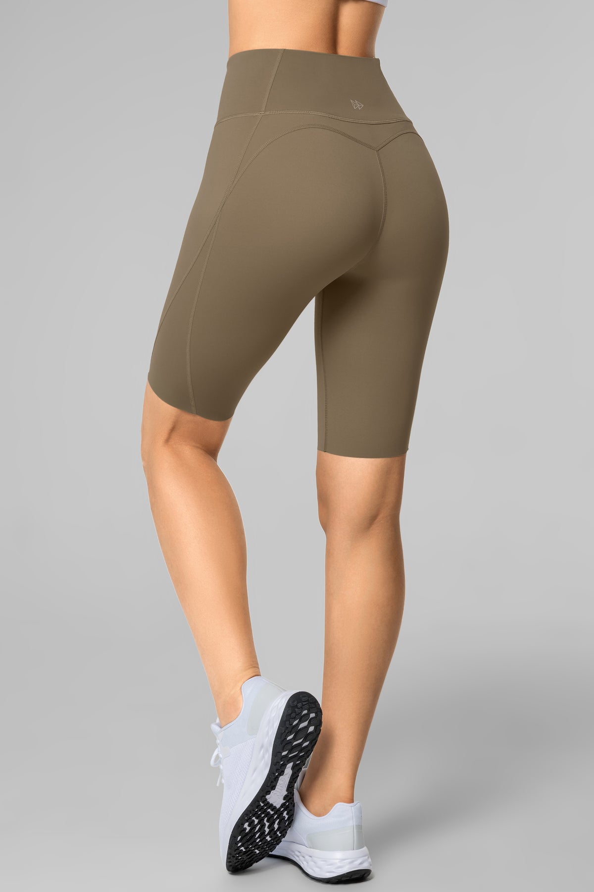 Echo högmidjade löparshorts med kort passform, 23 cm | Damsportshorts med högt stöd