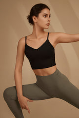 Sujetador de yoga con relleno de canalé y cuello en V Echo | Sujetador deportivo de sujeción ligera para mujer 