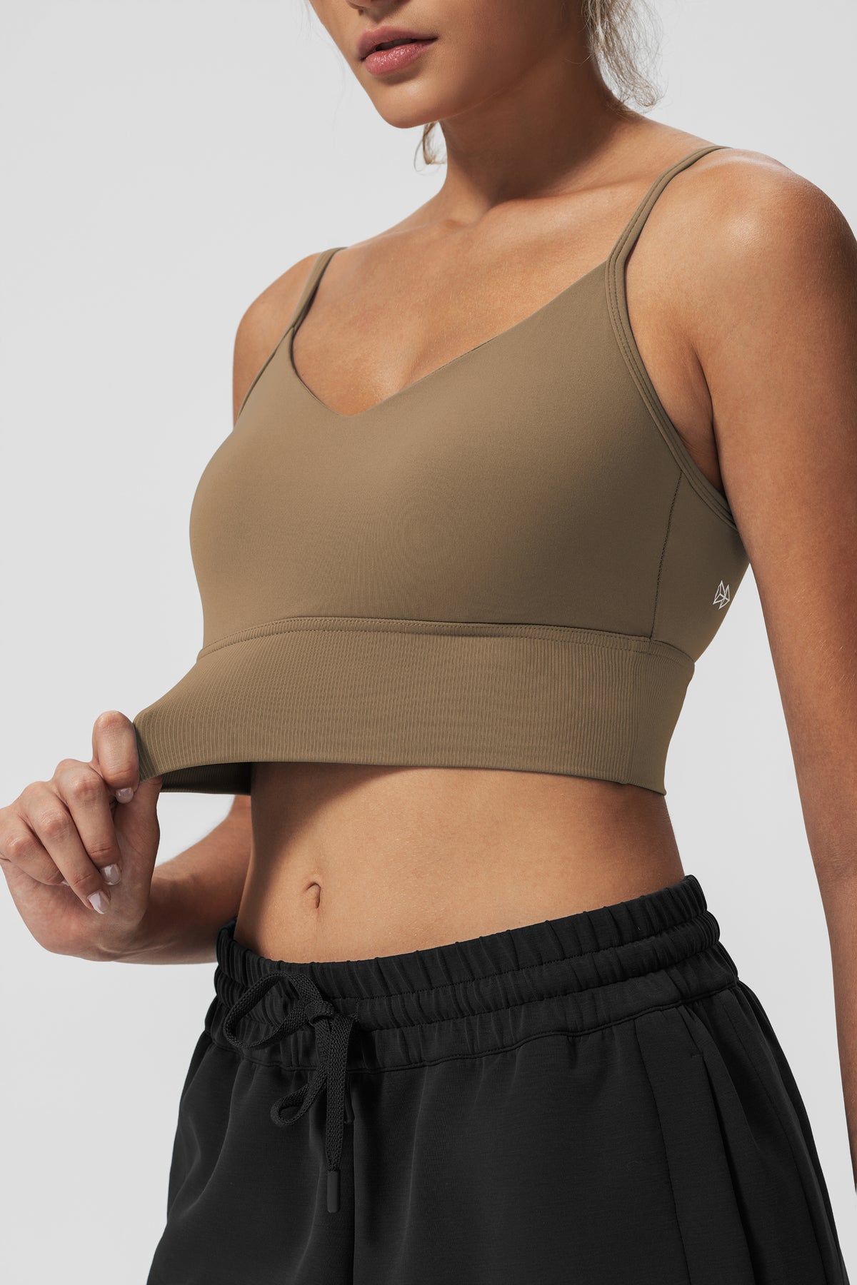Sujetador de yoga acolchado acanalado con cuello en V Echo | Sujetador deportivo de sujeción ligera para mujer
