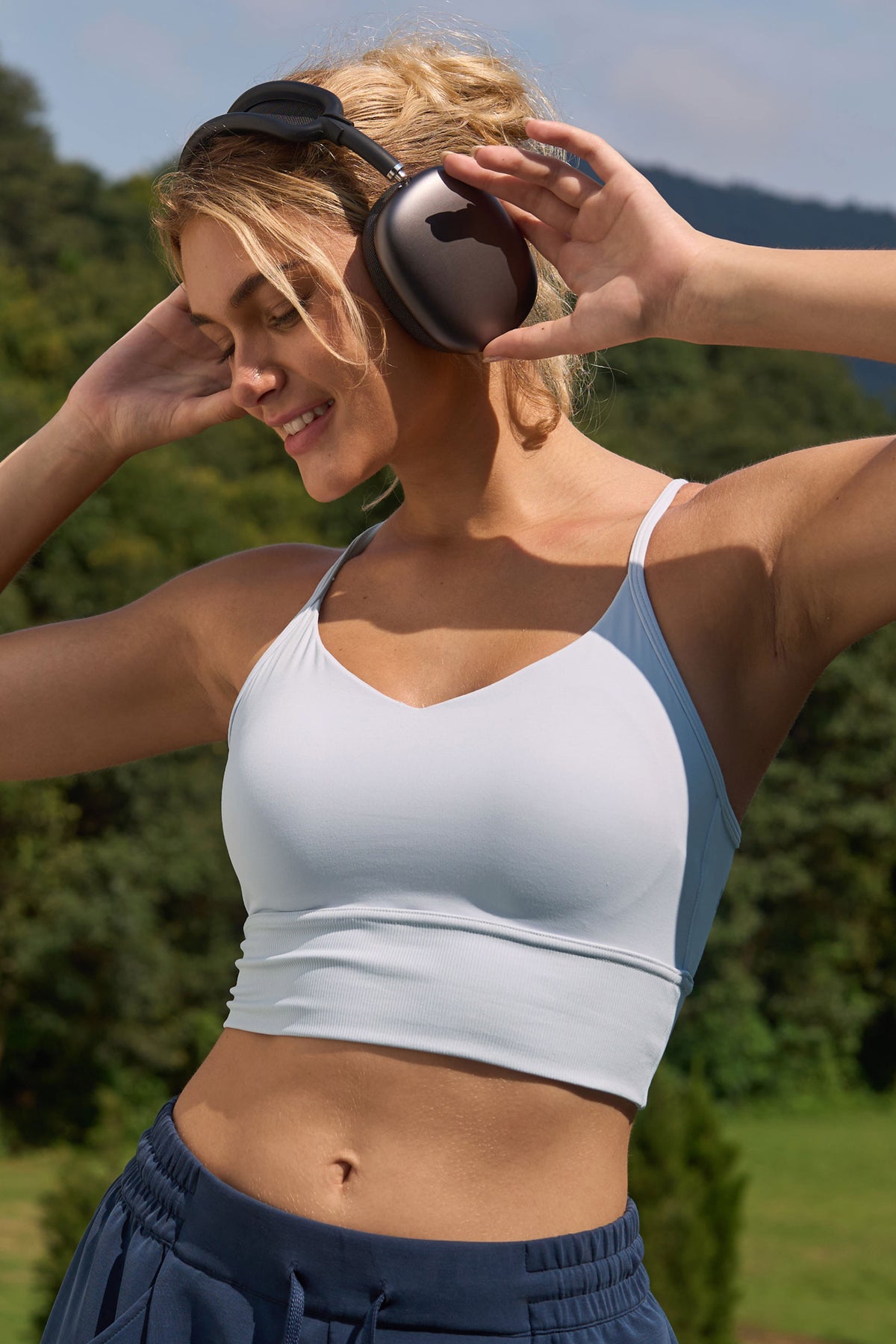 Sujetador de yoga acolchado acanalado con cuello en V Echo | Sujetador deportivo de sujeción ligera para mujer