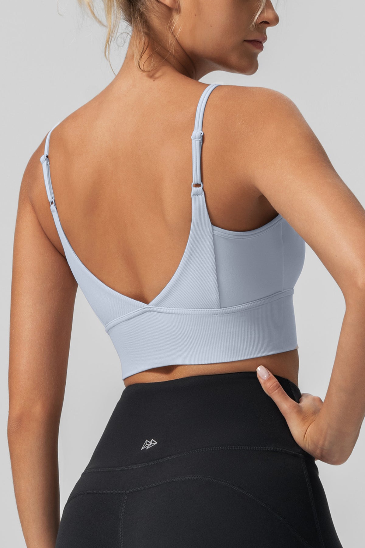 Sujetador de yoga acolchado acanalado con cuello en V Echo | Sujetador deportivo de sujeción ligera para mujer